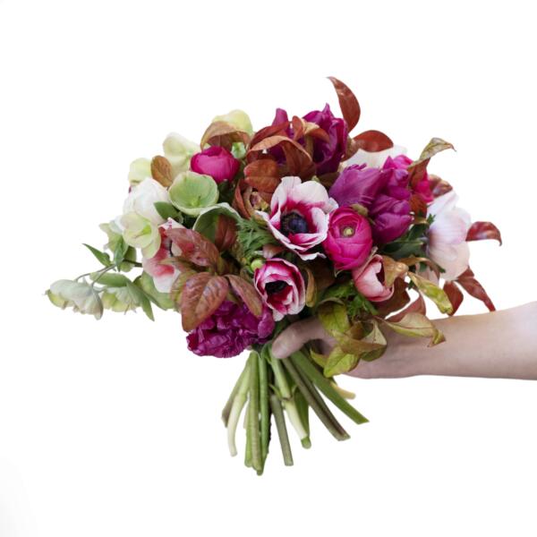 Bouquet con anemoni, ranuncoli, elleborus e nandina nana
