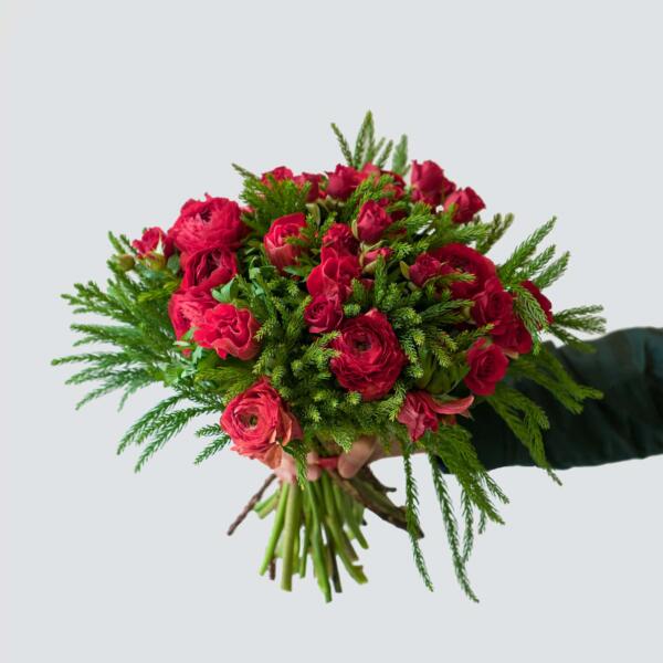 Bouquet super di ranuncoli, rose ramificate e rami di criptomeria