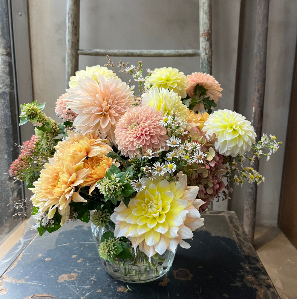 Composizione floreale naturale con dahlie, crisantemi, sedum Composizione floreale naturale con dahlie, crisantemi, sedum